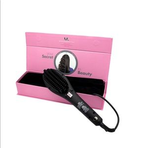 MakeOver Essentials Ceramic Straightening Hair Brush